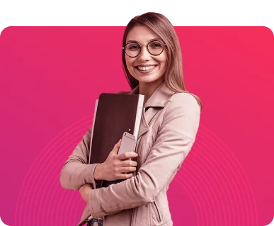 Jovem profissional sorrindo e segurando um caderno em um fundo rosa. Ideal para temas de trabalho, motivação e estudo.