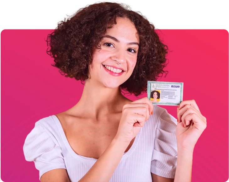 Mulher sorrindo e segurando um documento de identidade, com fundo rosa vibrante. A imagem reflete confiança e identidade pessoal.