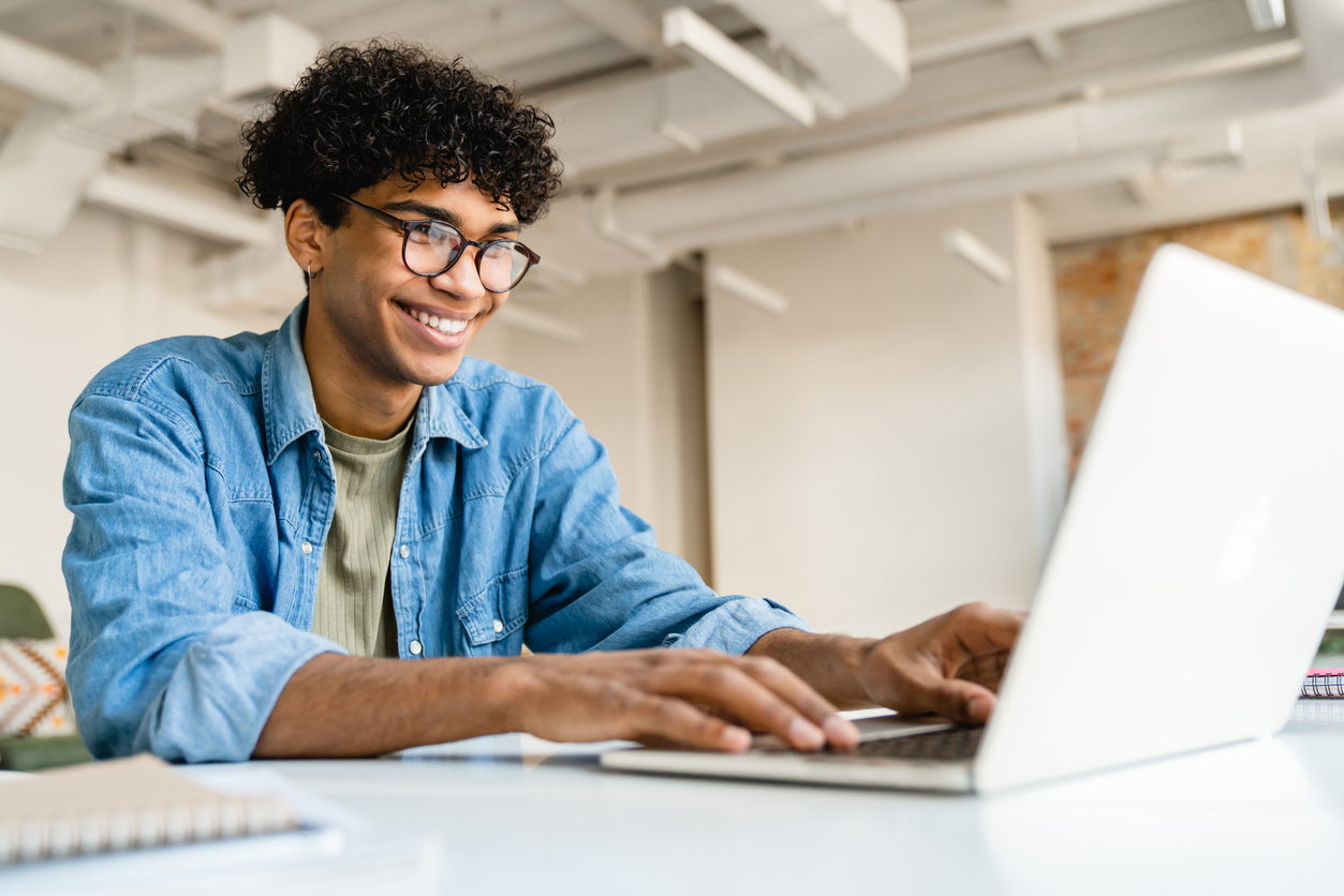 jovem mexendo no computador