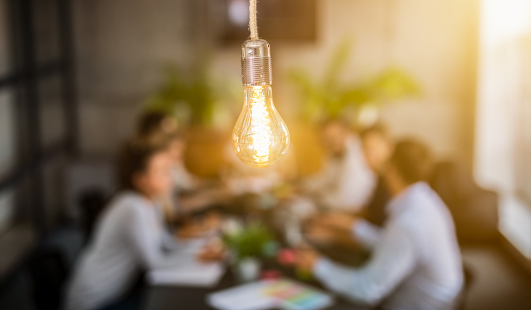 Profissionais do Marketing em reunião trocando ideias